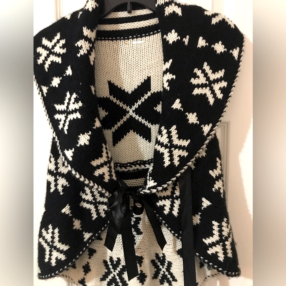 Knit vest, black and white, reversible. Large collar.